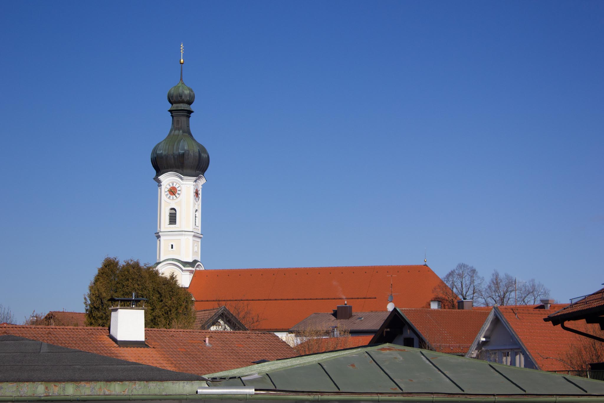 Ausblick auf die Mühlfeldkirche in Bad Tölz